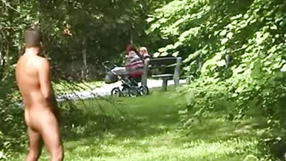 Flickan suger professionellt en svenska privata porrfilmer stående medlem