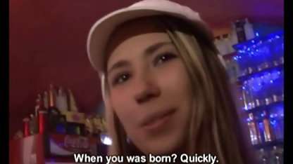 Sexig älskarinna klädd i latex bestämde sig för att håna billiga porrfilmer en slav