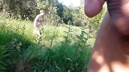 En brud med svullna bröstvårtor onanerar glad bra svensk porrfilm i sin säng