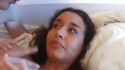 Den smala Eva med en pigtail landade amatör porr svensk på en hård penis