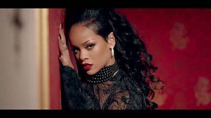 Big-boobed girl svensk sex film skriker från dubbel penetration av långa kukar