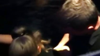 Unga värdar snurrar svensk hemma porr på en medlem en erfaren sexig piga