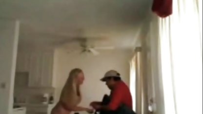 Courier knullade en charmig kontorsanställd i strumpor och genomborrade bröstvårtor svensk porr lesbisk