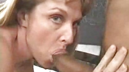 En naken turist med vackra nakna kvinnor porr bröst ser på stadens sevärdheter