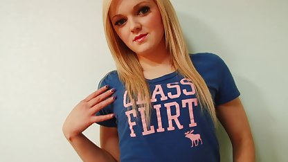 Webbkamamodellen friterar sig själv bästa amatörporr genom tyngdkraften framför chattanvändarna