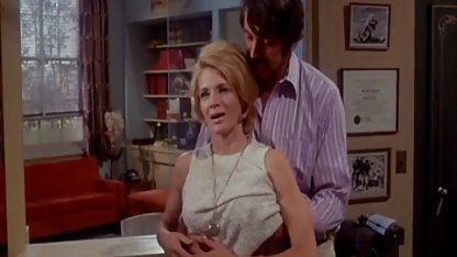 Pervers på stranden skjuter stenar i flickvännens vagina porr med äldre damer