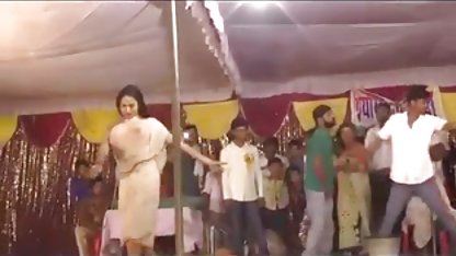 En man hade ett romantiskt sex med en liten flickvän vid poolen svensk porr mamma