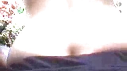 Smal med små bröst knullade på gratis porrfilm äldre damer bordet