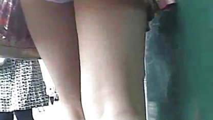 En tjej i nylonstrumpor svenska mammor porn ger en avsugning till en sovande kille