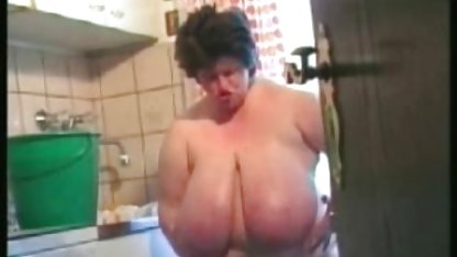 Roski övergav sig till två killar, och de svensk porr milf slutade henne inuti