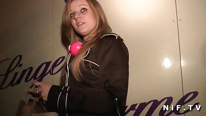 Blondinen får en spänning från sex med en amatör porr svensk svart man