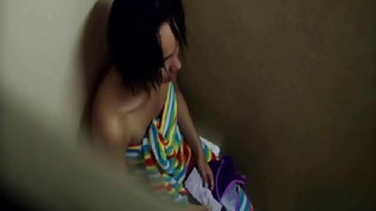 Naken tik sätter in en lång dildo nakna tjejer porr i fitta