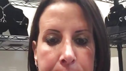 Ung flicka i svensk granny porr skoluniform försöker olika sexleksaker