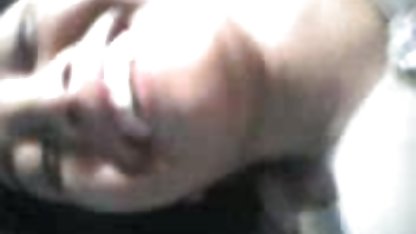 Naken tjej läser en intressant bok på stranden porrfilm amatör