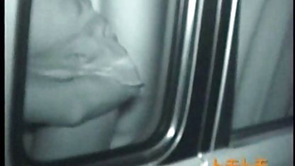 Irma gjorde yoga och gav killen svensk porr hemma på mattan