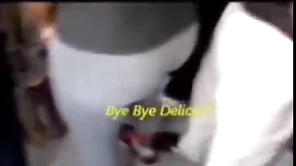 Putana i sportkläder glädjer sin porrfilm äldre chef