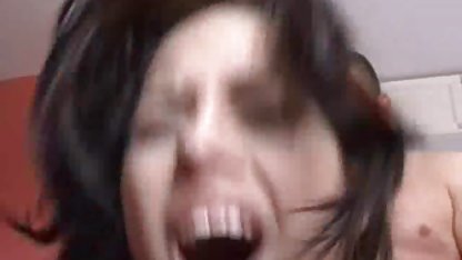 Slutty knullar riktig svensk porr med en man och lurar på den andra