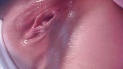 Kycklingen i svensk free porr omklädningsrummet klä av sig utan att veta om den dolda kameran