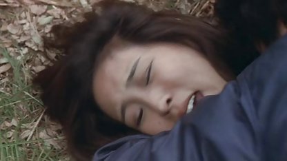 Härlig tjej onanerar entusiastiskt och underhåller publiken i en chatt bra svensk porrfilm