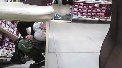 En man som svensk amatör porrfilm kontrollerar tre wenches, binder dem