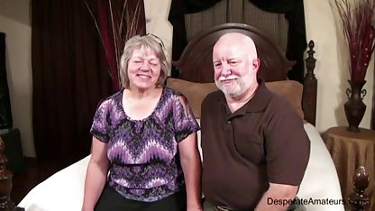 Turk pratade tjejen för porrfilm äldre att suga honom för första gången