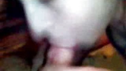 Tre flickor vänder sig och svenskporrfilm suger en medlem genom ett hål i väggen