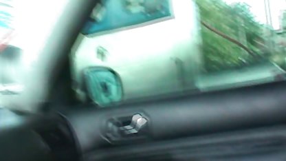 Flickan rider i en posering av klassiska svenska porrfilmer en ryttare på stranden