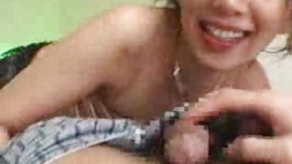 Ung mulatt fingrar försiktigt svensk lesbisk porr och stönar av nöje